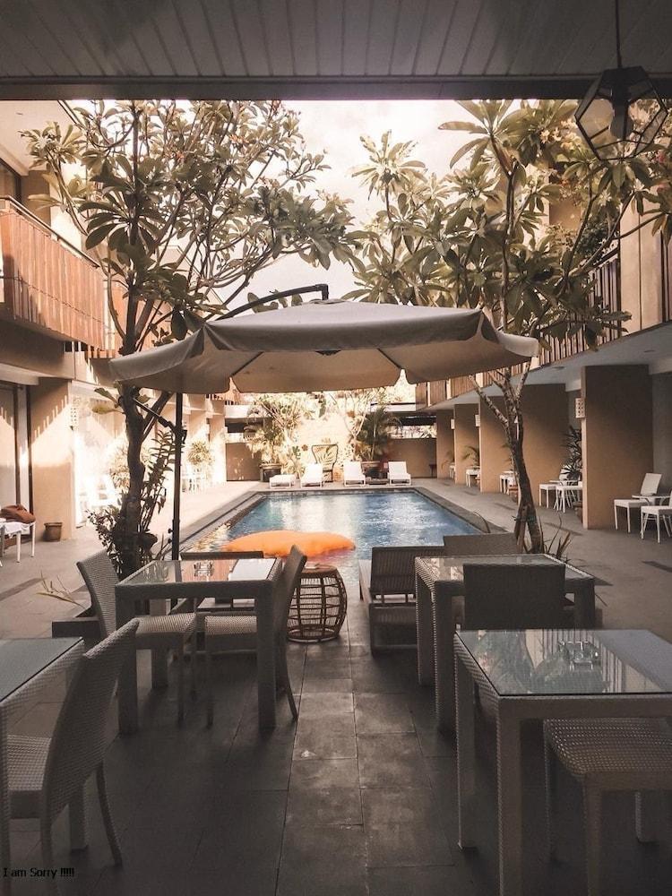 Devata Suites And Residence Legian Esterno foto